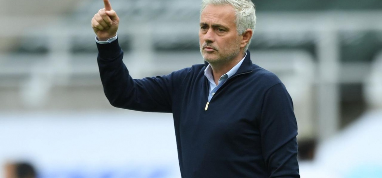 Mourinho geïrriteerd na vragen over reserverol Bergwijn: ‘Is een teamspeler’