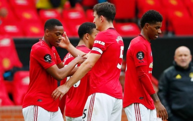 United wint in doelpuntenfeest, Leicester zegeviert bij mijlpaal Vardy