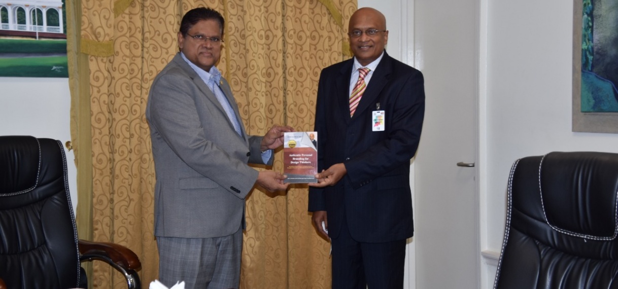 President Santokhi ontvangt boek van Hubert Rampersad