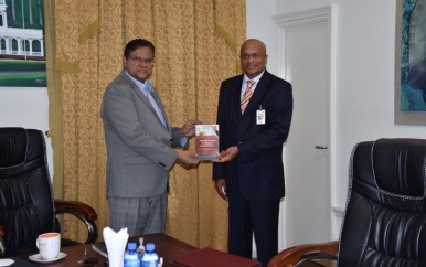 President Santokhi ontvangt boek van Hubert Rampersad