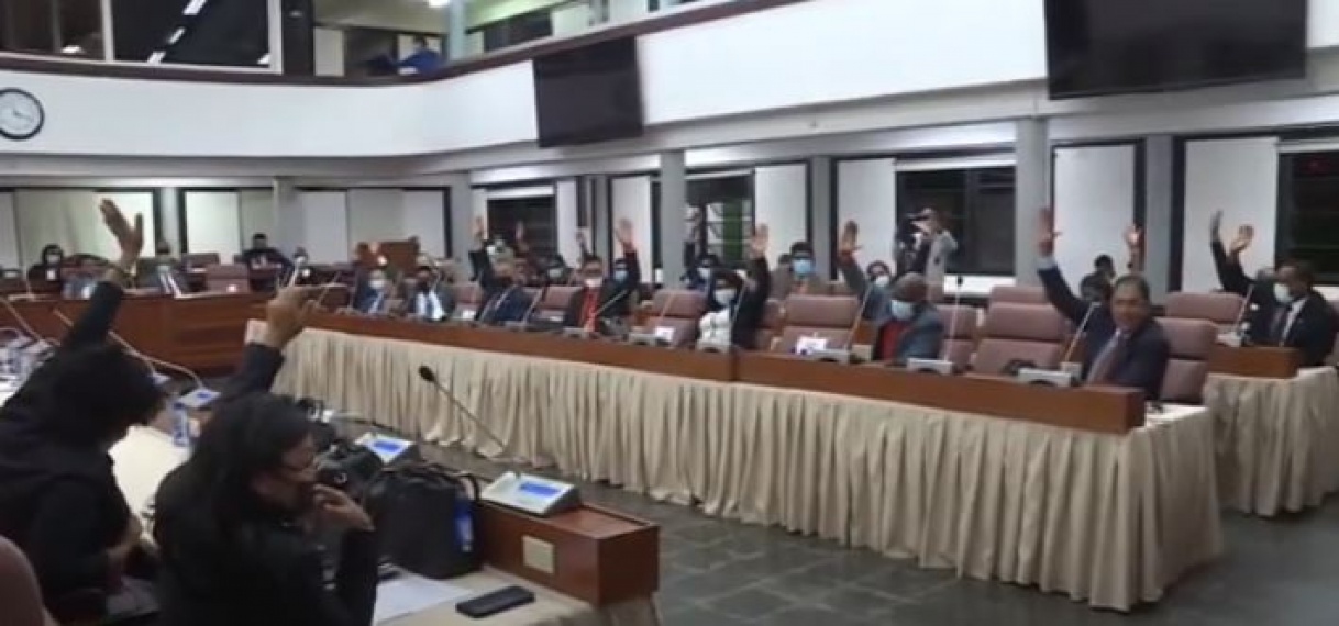 PARLEMENT STELT EX-MINISTER HOEFDRAAD IN STAAT VAN BESCHULDIGING