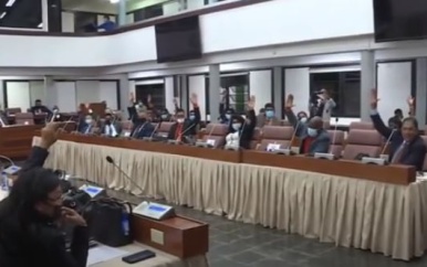 PARLEMENT STELT EX-MINISTER HOEFDRAAD IN STAAT VAN BESCHULDIGING