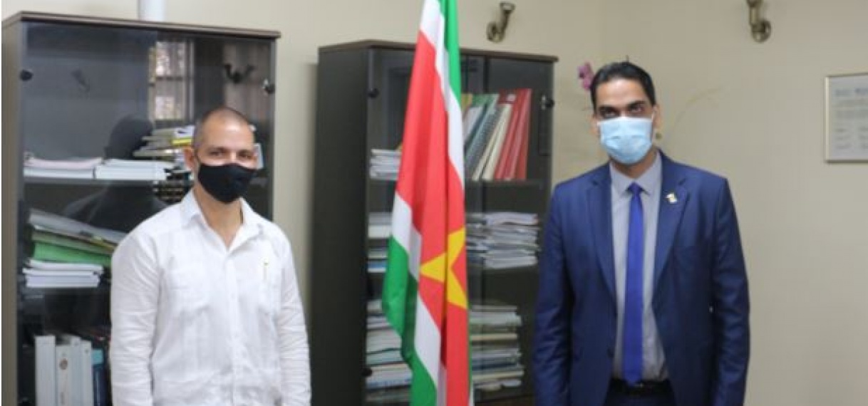 Cubaanse ambassadeur brengt bezoek aan minister Volksgezondheid