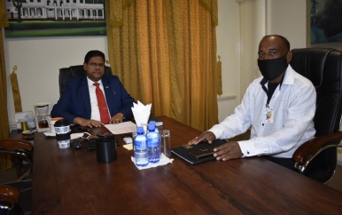 President Santokhi ontvangt nieuwe DC’s