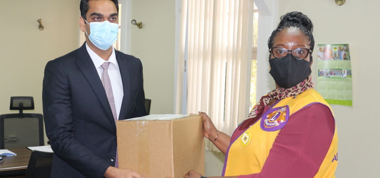 Lions club Paramaribo zuid doneert aan Volksgezondheid namens Steven Blue