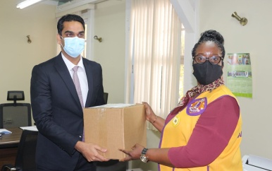 Lions club Paramaribo zuid doneert aan Volksgezondheid namens Steven Blue