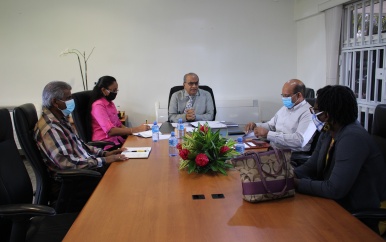 Minister Prahlad Sewdien installeert bestuur Stichting Experimentele Landbouw