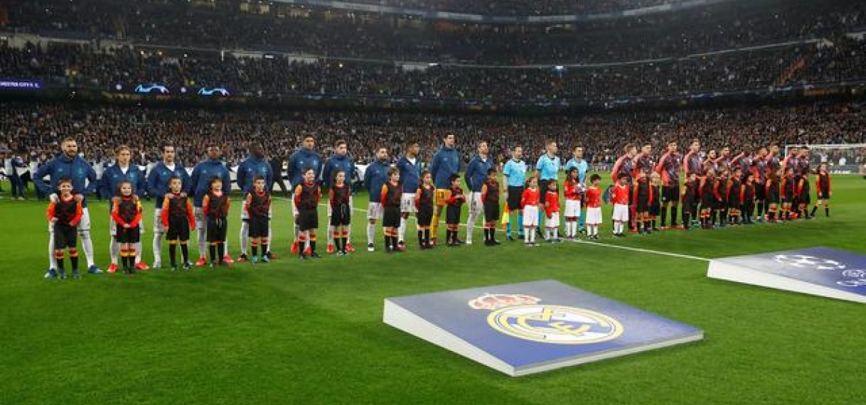 Champions League-ploegen bedanken zorgmedewerkers met tekst op shirt