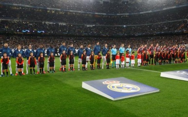 Champions League-ploegen bedanken zorgmedewerkers met tekst op shirt