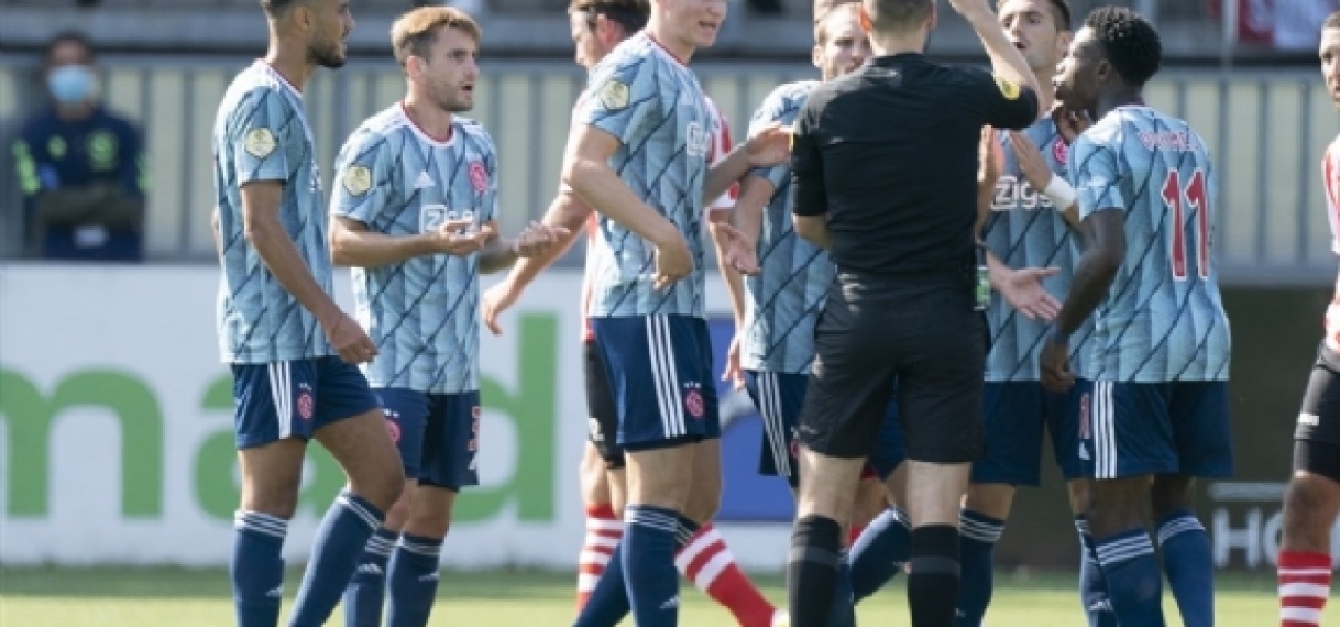 Ajax komt op Het Kasteel binnen halfuur met tien man te staan