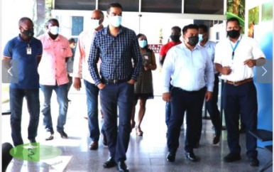 Minister Ramadhin bezoekt Johan Adolf Pengel International Airport