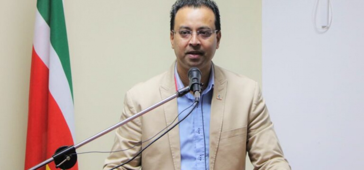 Minister Riad Nurmohamed biedt zijn verontschuldiging aan de samenleving