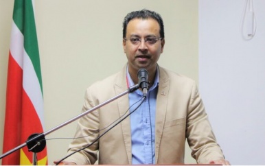Minister Riad Nurmohamed biedt zijn verontschuldiging aan de samenleving