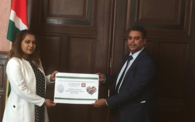 Donatie medische mondneusmaskers aan First Lady Mellisa Santokhi