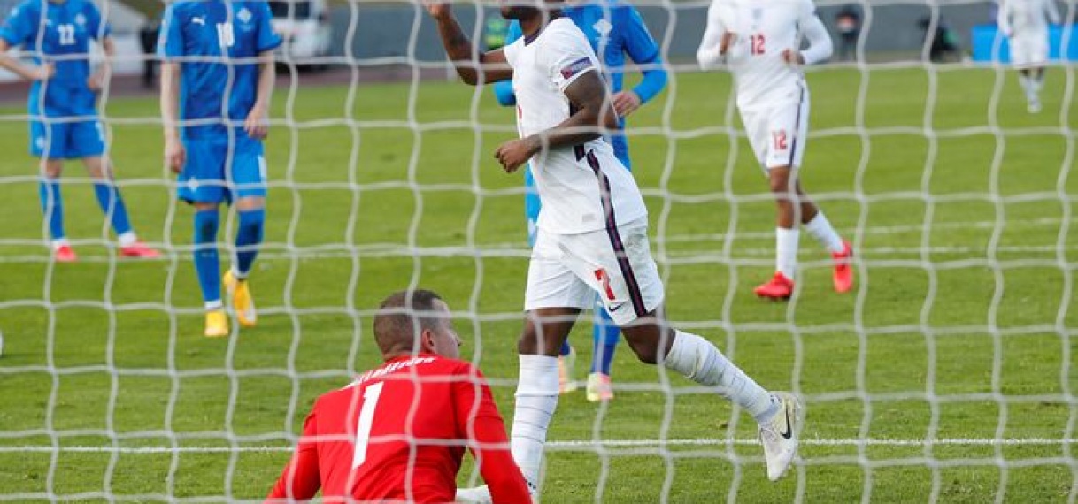 Sterling bezorgt Engeland fortuinlijke zege op IJsland vanaf penaltystip.