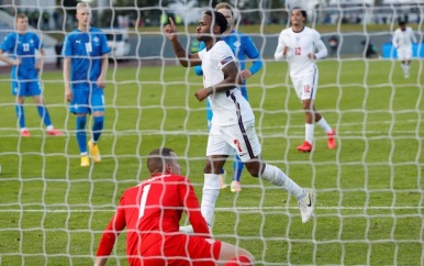Sterling bezorgt Engeland fortuinlijke zege op IJsland vanaf penaltystip.