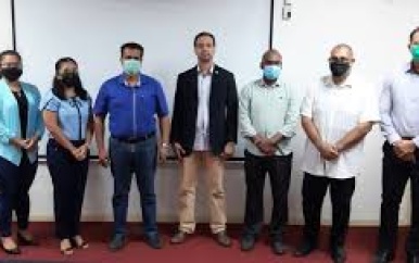 Minister Nurmohamed installeert Evaluatie- en Adviescommissie
