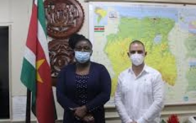 CUBAANSE AMBASSADEUR  BEZOEKT ROS MINISTER
