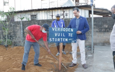Minister Nurmohamed oriënteert zich op World Clean-Up Day