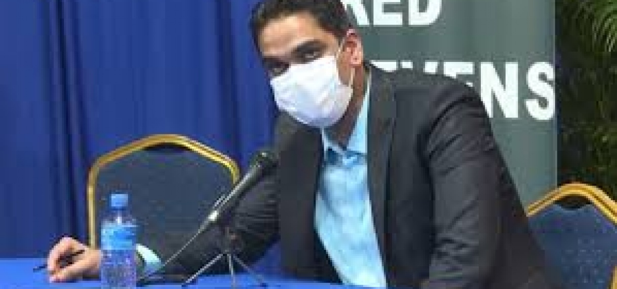 Minister Ramadhin pleegt onderhoud met verpleegkundigen
