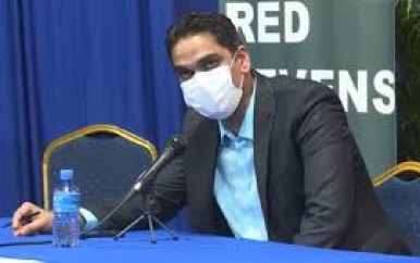 Minister Ramadhin pleegt onderhoud met verpleegkundigen