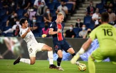 PSG voorkomt enorme crisis dankzij curieuze ontsnapping met negen man