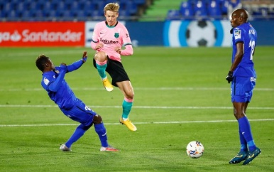 Door De Jong veroorzaakte penalty kost Barcelona de kop tegen Getafe.