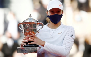 Ongeplaatste tiener Swiatek wint op indrukwekkende wijze Roland Garros.