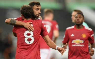 Manchester United met invaller Donny van de Beek laat langs Newcastle.