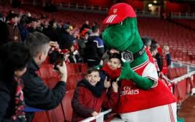 Özil wil salaris wegbezuinigde Arsenal-mascotte uit eigen zak betalen