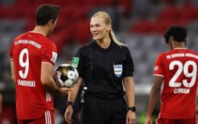 Bibiane Steinhaus gaat na afscheid als scheidsrechter wel door als VAR