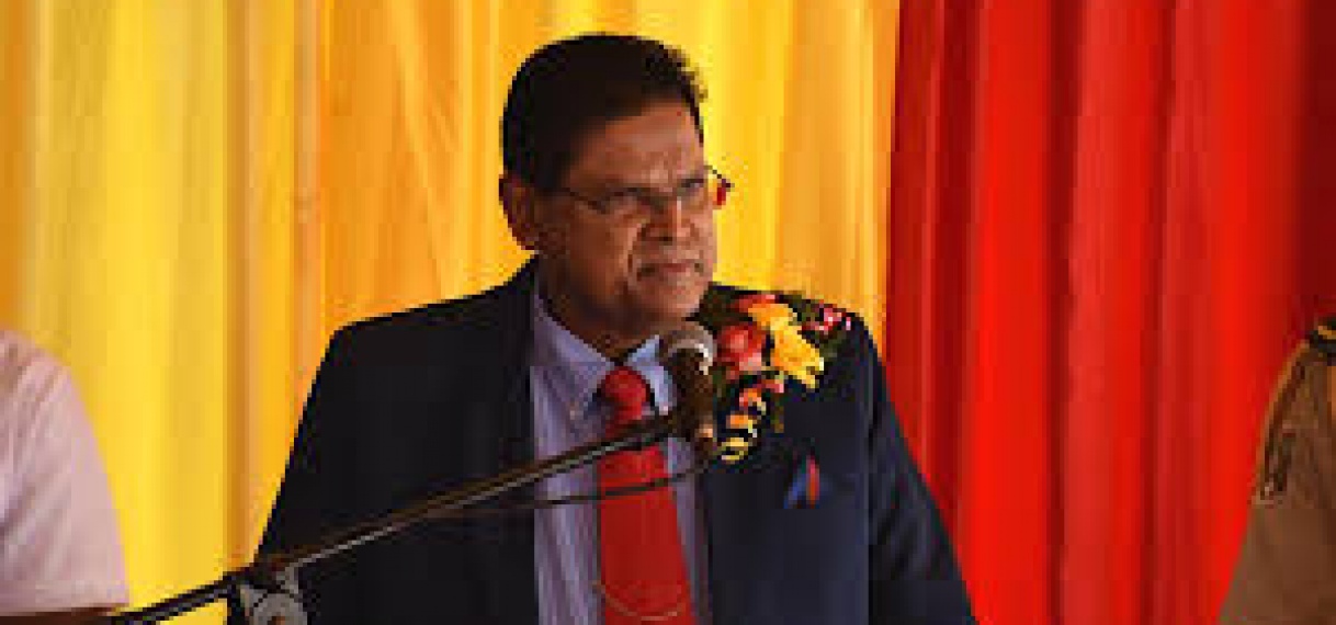 President Santokhi kondigt brug over Marowijnerivier aan