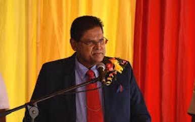 President Santokhi kondigt brug over Marowijnerivier aan