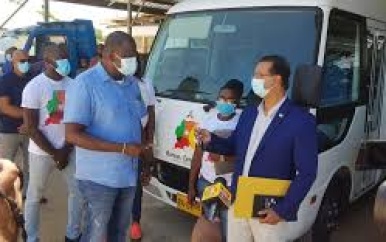 Districtscommissariaat Coronie voorzien van twee bussen