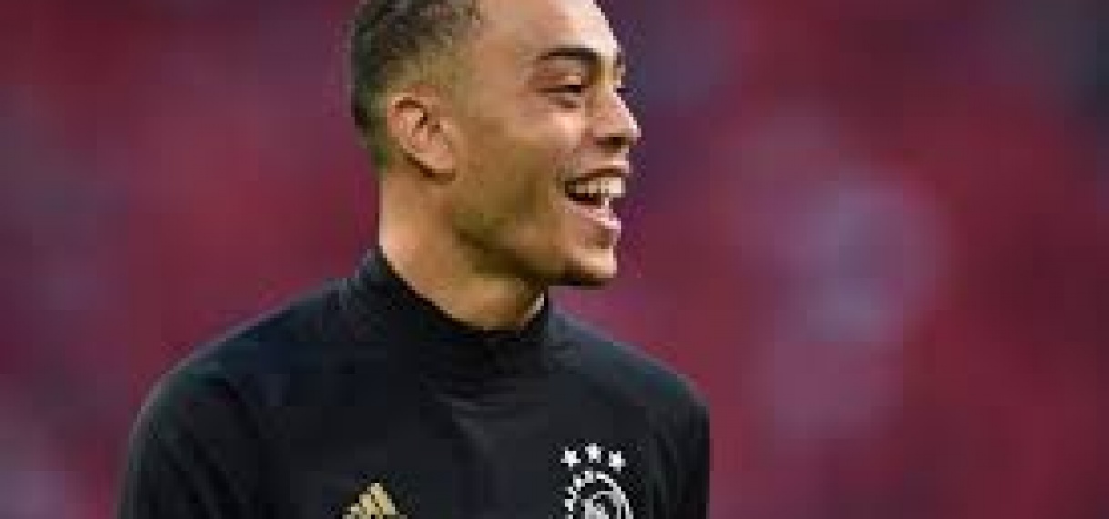 Definitief: Sergiño Dest voor ruim 21 miljoen euro naar FC Barcelona