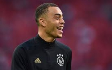 Definitief: Sergiño Dest voor ruim 21 miljoen euro naar FC Barcelona