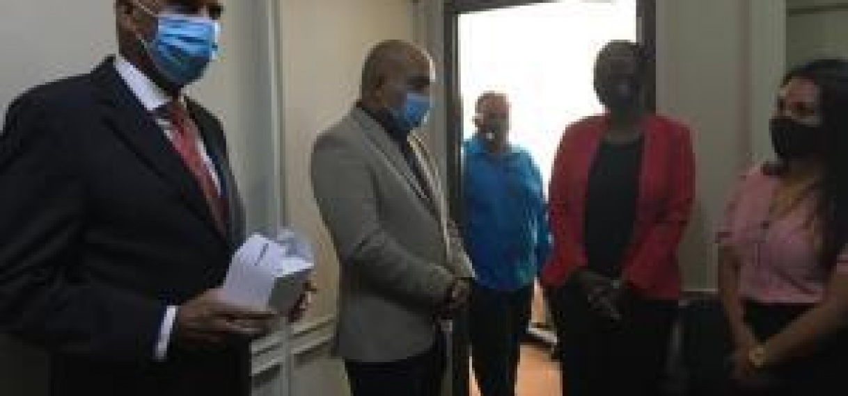 Minister Achaibersing bezoekt Belastingen