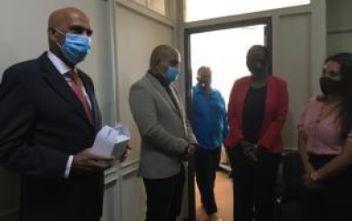 Minister Achaibersing bezoekt Belastingen