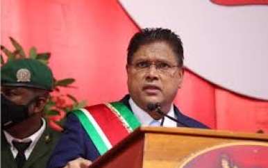 President Santokhi lovend over verricht werk RvM