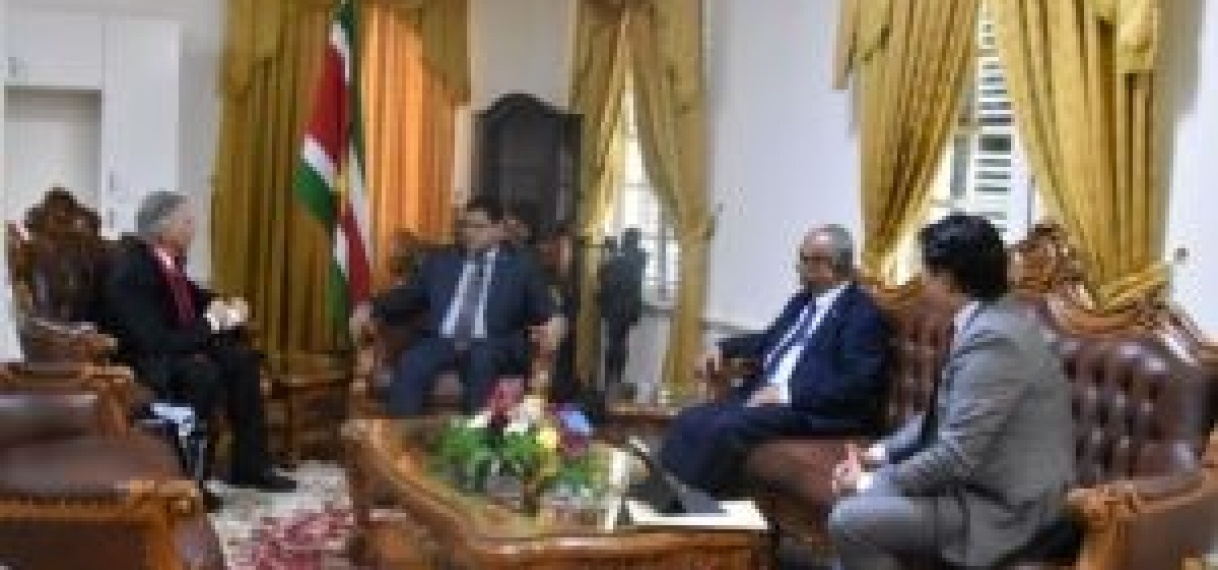Ambassadeur Ghana brengt beleefdheidsbezoek aan president Santokhi