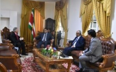 Ambassadeur Ghana brengt beleefdheidsbezoek aan president Santokhi