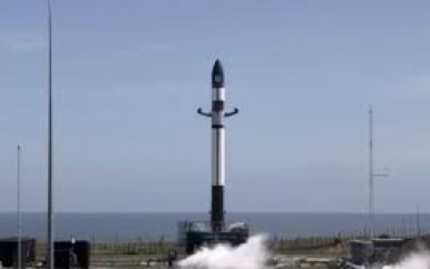 Rocket Lab brengt gelanceerde raket met parachutes terug naar aarde