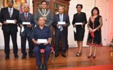 President Santokhi decoreert trotse Surinamers