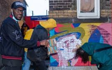 Politie doet onderzoek naar racistische bekladding van pand in Amsterdam