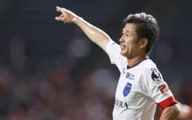 Oudste profvoetballer ooit Miura (53) gaat nog een jaar door bij Yokohama
