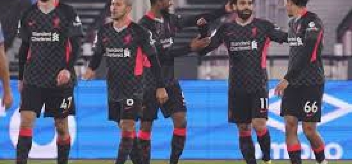 Liverpool blijft in titelrace door fraaie goals Salah en jubilaris Wijnaldum