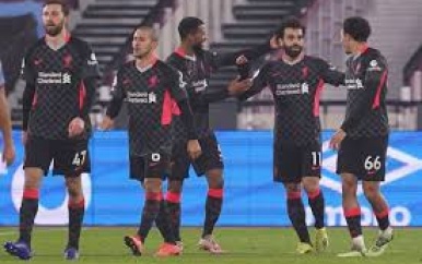 Liverpool blijft in titelrace door fraaie goals Salah en jubilaris Wijnaldum