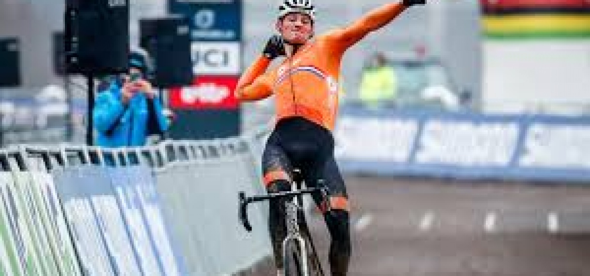 Van der poel pakt vierde wereldtitel veld rijden na fraai duel met Aert