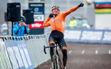 Van der poel pakt vierde wereldtitel veld rijden na fraai duel met Aert