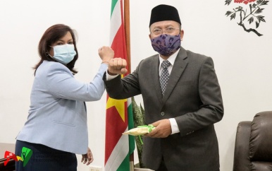 Minister Kuldipsingh ontvangt ambassadeur Indonesië